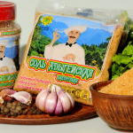 Адыгейская соль, аджика и другие продукты традиционной адыгейской кухни.